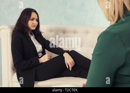 Sconvolto imprenditrice avente la consultazione con lo psicologo femmina. Foto Stock