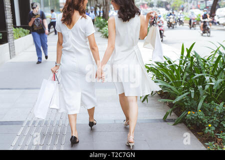 Due amici donna shopping insieme e parlare. Foto Stock