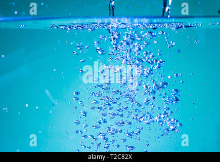 Bolle d'aria salgono in acqua chiara. Foto Stock