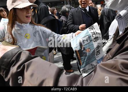 Tokyo, Giappone. 1 apr, 2019. La nuova era del Reiwa inizia il 1 maggio seguente l'abdicazione del Trono del Crisantemo dall'imperatore Akihito, 85, il 30 aprile. Il principe ereditario Naruhito, 59, riesce Akihito come il 126imperatore del Giappone. Credito: Natsuki Sakai/AFLO/Alamy Live News Foto Stock