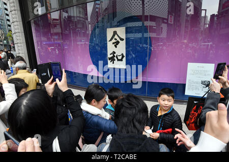 Tokyo, Giappone. 1 apr, 2019. Le persone sono occupate di fotografare la targa con il nome di laccati. Nuovo di epoca imperiale a Tokyo lunedì, 1 aprile 2019. La nuova era del Reiwa inizia il 1 maggio seguente l'abdicazione del Trono del Crisantemo dall'imperatore Akihito, 85, il 30 aprile. Il principe ereditario Naruhito, 59, riesce Akihito come il 126imperatore del Giappone. Credito: Natsuki Sakai/AFLO/Alamy Live News Foto Stock