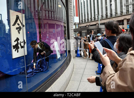 Tokyo, Giappone. 1 apr, 2019. Le persone sono occupate di fotografare la targa con il nome di laccati. Nuovo di epoca imperiale a Tokyo lunedì, 1 aprile 2019. La nuova era del Reiwa inizia il 1 maggio seguente l'abdicazione del Trono del Crisantemo dall'imperatore Akihito, 85, il 30 aprile. Il principe ereditario Naruhito, 59, riesce Akihito come il 126imperatore del Giappone. Credito: Natsuki Sakai/AFLO/Alamy Live News Foto Stock