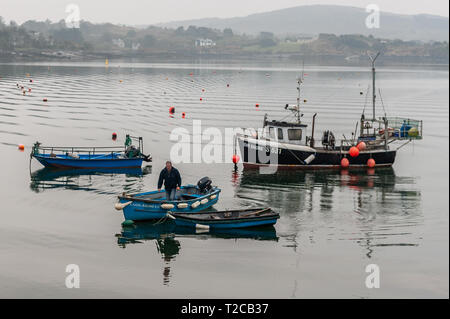 Schull, West Cork, Irlanda. 1 apr, 2019. Un pescatore torna a Schull Harbour dopo aver impostato il suo pentole di granchio nella baia. La giornata sarà molto nuvoloso con alcuni incantesimi soleggiata con alti di 9 a 13° Celsius. Credito: Andy Gibson/Alamy Live News. Foto Stock