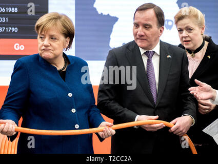 Hannover, Germania. 1 Aprile, 2019. All'inizio della fiera di Hannover, il Cancelliere tedesco Angela Merkel (CDU, l) passeggiate attraverso il centro esposizioni e contiene un cavo nelle sue mani a Lapp stand con il Primo ministro svedese ha Stefan Löfven. Il paese partner per questo anno la fiera è la Svezia. Credito: Hauke-Christian Dittrich/dpa/Alamy Live News Foto Stock