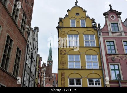 Danzica, Polonia. 08 Luglio, 2018. Case storiche vicino a Langen Markt in Gdansk. Gdansk (in polacco Gdansk) è una città portuale sulla costa baltica della Polonia. Credito: Holger Hollemann/dpa/Alamy Live News Foto Stock