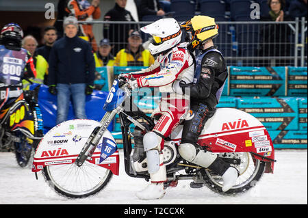 Heerenveen, Paesi Bassi. 31 Mar, 2019. HEERENVEEN, NLD 30 Marzo Bart Schaap (16) dà un amico e compagno di pilota olandese Jimmy Tuinstra (273) a sollevare nuovamente ai box dopo la sua caduta durante il FIM ice speedway gladiatori del Campionato del Mondo di Finale 5 a pista di pattinaggio su ghiaccio Thialf, Heerenveen domenica 31 marzo 2019. (Credit: Ian Charles | MI News) Credito: MI News & Sport /Alamy Live News Foto Stock