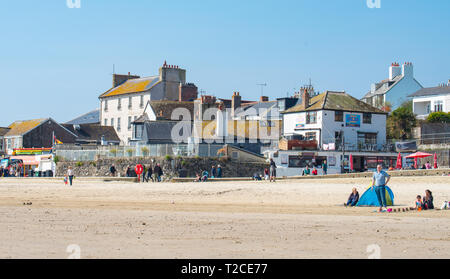 Lyme Regis, Dorset, Regno Unito. Il 1 aprile 2019. Regno Unito: Meteo una luminosa e soleggiata a inizio aprile al mare relazione di Lyme Regis. I visitatori locali e goduto di una passeggiata sulla spiaggia pictureseque. Il tempo viene impostato per ottenere più freddo nei prossimi giorni. Credito: Celia McMahon/Alamy Live News Foto Stock