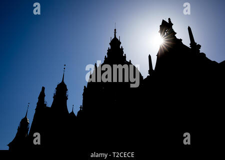 Hannover, Germania. 1 Aprile, 2019. La silhouette della New Town Hall spicca il sun. Credito: Moritz Frankenberg/dpa/Alamy Live News Foto Stock