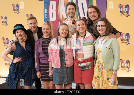 Berlino, Germania. 1 Aprile, 2019. I membri della band "prendere l', Gary Barlow (secondo da sinistra), Howard Donald (quinto da sinistra) e Mark Owen (secondo da destra), visita le prove del musical "La Band" allo stadio Theater des Westens prima che il tedesco Premiere e incontrare attori. Il tedesco Premiere avrà luogo il 11 aprile 2019. Credito: Jörg Carstensen/dpa/Alamy Live News Foto Stock