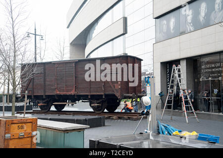 New York, Stati Uniti d'America. 31 Mar, 2019. Un cittadino tedesco merci ferroviario auto è stata installata sulla piazza di fronte al museo del patrimonio ebraico in Battery Park City, Manhattan, New York, come parte del museo è prossima mostra "Auschwitz. Non molto tempo fa. Non lontano." Questo nolo auto, che sarebbero state confezionate con da 80 a 100 persone, è stato uno dei molti che i nazisti impiegato per il trasporto di persone - la maggior parte di essi, gli ebrei - ad Auschwitz per essere ucciso. Credito: Terese Loeb Kreuzer/Alamy Live News Foto Stock