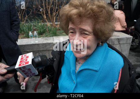 New York, Stati Uniti d'America. 31 Mar, 2019. Ray Kaner, 92, che è stato trasportato da Lodz, Polonia ad Auschwitz in agosto 1944, descritto le sue esperienze sulla piazza di fronte al museo del patrimonio ebraico in Battery Park City, Manhattan, New York, dove un cittadino tedesco merci ferroviario auto era stata appena installata. Essa è parte integrante del museo è prossima mostra "Auschwitz. Non molto tempo fa. Non lontano." Questo nolo auto, che sarebbero state confezionate con da 80 a 100 persone, è stato uno dei molti che i nazisti utilizzati per il trasporto di persone - la maggior parte di essi, gli ebrei - ad Auschwitz per essere ucciso. Credito: Terese Loeb Kreuzer Foto Stock