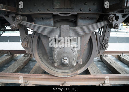 New York, Stati Uniti d'America. 31 Mar, 2019. New York, NY. La ruota di un cittadino tedesco merci ferroviario di automobile che è stato installato sulla piazza di fronte al museo del patrimonio ebraico in Battery Park City, Manhattan, New York La mattina del 31 marzo come parte del museo è prossima mostra "Auschwitz. Non molto tempo fa. Non lontano." Questo nolo auto, che sarebbero state confezionate con da 80 a 100 persone, è stato uno dei molti che i nazisti impiegato per il trasporto di persone - la maggior parte di essi, gli ebrei - ad Auschwitz per essere ucciso. Credito: Terese Loeb Kreuzer/Alamy Live News Foto Stock