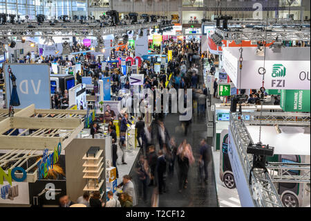 Hannover, Germania. 1 Aprile, 2019. I visitatori guardano alla Fiera di Hannover passare attraverso un corridoio in una hall. Credito: Christophe Gateau/dpa/Alamy Live News Foto Stock