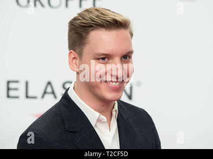 Berlino, Deutschland. 30 Mar, 2019. Musicista George Esdra (cantautore britannico, 'Best Music International') Red Carpet per la fotocamera d'oro 2019 a Berlino, in Germania il 30.03.2019. | Utilizzo di credito in tutto il mondo: dpa/Alamy Live News Foto Stock