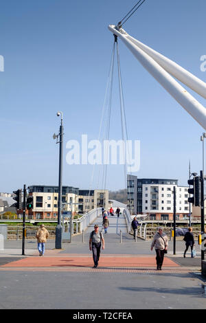 Newport, Wales, Regno Unito. 1 Apr 2019. La primavera è arrivata in anticipo delle prossime elezioni. Le persone fanno acquisti nei mercati e a piedi lungo il rinnovato rive del fiume Usk. Blue sky renderanno piacevole la mattina di primavera. Credito: Signor Standfast/Alamy Live News Foto Stock