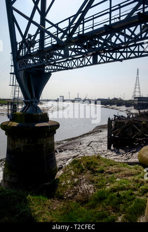 Newport, Wales, Regno Unito. 1 Apr 2019. La primavera è arrivata in anticipo delle prossime elezioni. Le persone fanno acquisti nei mercati e a piedi lungo il rinnovato rive del fiume Usk. Blue sky renderanno piacevole la mattina di primavera. Credito: Signor Standfast/Alamy Live News Foto Stock