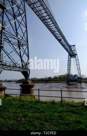 Newport, Wales, Regno Unito. 1 Apr 2019. La primavera è arrivata in anticipo delle prossime elezioni. Le persone fanno acquisti nei mercati e a piedi lungo il rinnovato rive del fiume Usk. Blue sky renderanno piacevole la mattina di primavera. Credito: Signor Standfast/Alamy Live News Foto Stock