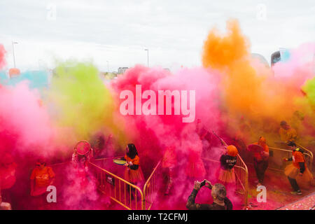 Madrid, Spagna. Il 31 marzo, 2019. Aliexpress, celebra il suo nono anniversario con una colorata holi eseguito nella stazione di depurazione di Valdebebas, Madrid, Spagna. Vi sono state più di 6000 partecipanti Credito: Reyes/Alamy Live News Foto Stock