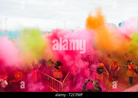 Madrid, Spagna. Il 31 marzo, 2019. Aliexpress, celebra il suo nono anniversario con una colorata holi eseguito nella stazione di depurazione di Valdebebas, Madrid, Spagna. Vi sono state più di 6000 partecipanti Credito: Reyes/Alamy Live News Foto Stock