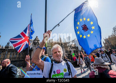 Londra, Regno Unito. Il 1 aprile, 2019. Lasciare significa lasciare e SODEM, pro UE, i manifestanti continuano a fare i loro punti, affiancate al di fuori del Parlamento come MP's sembrano rendere scarsi progressi su una trattativa. Credito: Guy Bell/Alamy Live News Foto Stock