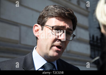 Londra, Regno Unito. 1 apr, 2019. (L a R) Andy Burnham, Sindaco di Greater Manchester, parla ai giornalisti (disattivato la visualizzazione della telecamera) subito dopo la riunione sulla criminalità violenta svolta dal Primo ministro a Downing Street, Westminster. Credito: Santo Basone/Alamy Live News Foto Stock