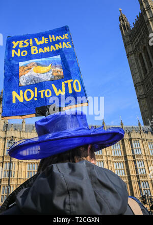 Westminster, Londra, Regno Unito, 1 aprile 2019. Un gruppo di una cinquantina di manifestanti da tutto il Yorkshire, chiamando se stessi "Yorkshire per l'Europa" hanno girato fino a cantare e canto accanto all'effige. Un gigante effige del Primo Ministro Theresa Maggio, con l'economia britannica bloccato al suo naso lungo, è visto al di fuori della sede del Parlamento, come Anti-Brexit manifestanti ancora una volta nel rally di Westminster su un altro giorno della votazione degli emendamenti del Parlamento. Credito: Imageplotter/Alamy Live News Foto Stock