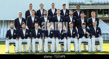 Londra, UK.1 Aprile, 2019. Fotografia della squadra con club balzers, Stuart Meaker controlla la sua tasca interna. In una giornata di sole alla Kia ovale, Surrey County Cricket Club hanno tenuto la loro media giorno per il 2019 stagione di cricket. David Rowe/ Alamy Live News. Foto Stock