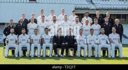 Londra, UK.1 Aprile, 2019. Fotografia della squadra nella contea di bianchi con il coaching personale. In una giornata di sole alla Kia ovale, Surrey County Cricket Club hanno tenuto la loro media giorno per il 2019 stagione di cricket. David Rowe/ Alamy Live News. Foto Stock