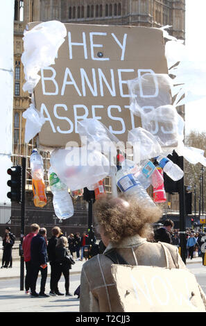 Londra, Regno Unito. 1 apr, 2019. Un dimostrante visto holding cartelloni fuori Westminster durante la protesta contro il cattivo uso della plastica usa e getta. Credito: Keith Mayhew/SOPA Immagini/ZUMA filo/Alamy Live News Foto Stock