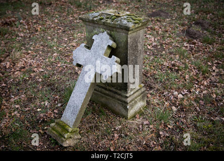 19 marzo 2019, Meclemburgo-Pomerania, Conow: Weathered lapidi e croci in pietra davanti alla chiesa del paese di Conow in Luterano ed Evangelico parrocchia. Foto: Christian Charisius/dpa Foto Stock