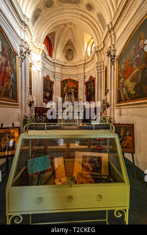 Italia Piemonte Castello di Pralormo ' Messer Tulipano ' caso annunciando la molla dedicata ai tulipani - La cappella del castello Foto Stock