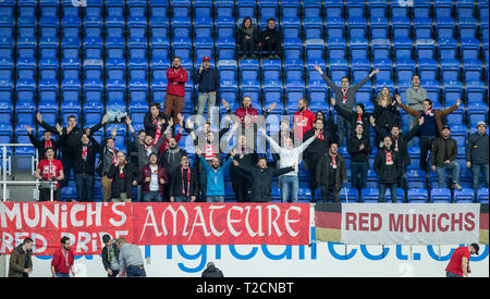 Reading, Berkshire, Regno Unito. 1 Aprile, 2019. Il Bayern Monaco di Baviera sostenitori durante la Premier League International Cup match tra la lettura di U23 e Bayern Monaco di Baviera II al Madejski Stadium, Reading, in Inghilterra il 1 aprile 2019. Foto di Andy Rowland. Credito: Andrew Rowland/Alamy Live News Foto Stock