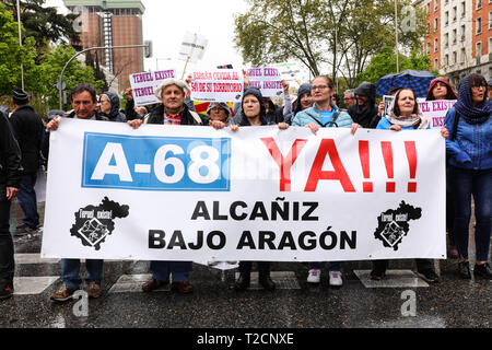 Madrid, Spagna. 31 Mar, 2019. Il sistema di richieste di rimborso ai partecipanti le autostrade per la loro città. 'La Revuelta de la EspaÃ±un Vaciada' dalla Plaza de ColÃ³n di Madrid a Neptuno con una massiccia partecipazione che rende questo marzo storico, poiché è la prima volta che 90 collettivi da 23 province si riuniscono per arrestare lo spopolamento Credito: Gesù Hellin/ZUMA filo/Alamy Live News Foto Stock