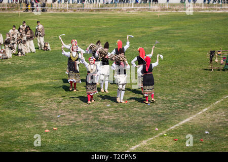 VARVARA, Bulgaria - 24 Marzo 2019: momento dal Festival Nazionale Derviscio Varvara presenta le tradizioni del bulgaro Kuker giochi. Gli artisti interpreti o esecutori presente il Foto Stock