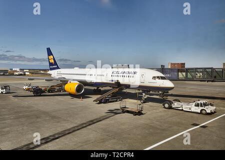 KEFLAVIK Islanda - 12 Maggio 2015: Icelandair Boeing 757 in Islanda all'aeroporto internazionale di Keflavik Foto Stock