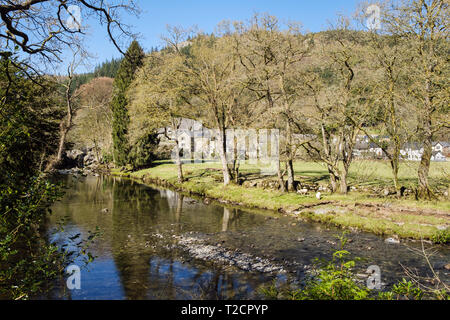 Visualizzare fino Afon Llugwy fiume che scorre attraverso il villaggio di Snowdonia di Betws-y-Coed, Conwy, Wales, Regno Unito, Gran Bretagna Foto Stock