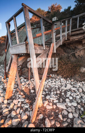 Vecchie scale di legno andando in spiaggia. Foto verticale. L'isola di Zante, Grecia Foto Stock