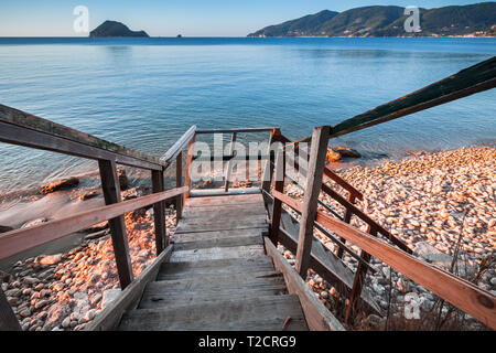 Vista prospettica di scale di legno che va alla spiaggia. Costa dell'isola di Zante, Grecia Foto Stock