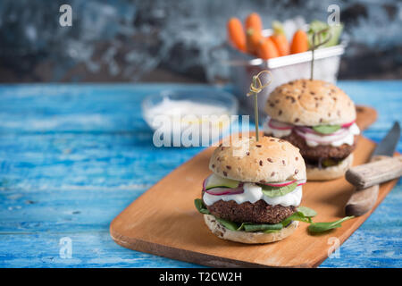 Utilizzare le spezie e le erbe per preparare deliziosi Hamburger Vegetariano per il pranzo o la cena. Cibo vegetariano fanno rendere le persone più sani e più felici. Orientare orizzontale Foto Stock