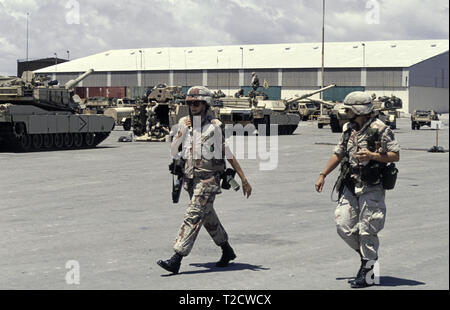 Il 30 ottobre 1993 U.S. femmina I soldati dell esercito della decima divisione di montagna nel nuovo porto di Mogadiscio, Somalia. M1A1 Abrams serbatoi della 24a divisione di fanteria, 1° battaglione del 64esimo reggimento blindato e un regno difesa M981 FISTV (Fire Support Team Veicolo) sono in background, avendo appena arrivati questa mattina. Foto Stock