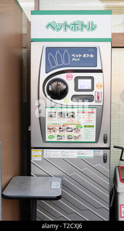 TOCHIGI, Giappone - 5 febbraio 2019: bottiglia di plastica macchina di riciclaggio al di fuori di un supermercato di Tochigi. Questa macchina rompere le bottiglie di plastica in pezzi, Foto Stock