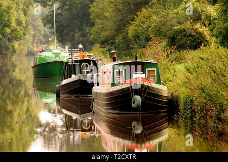 A stretta barche ormeggiate accanto al Kennet and Avon canal. Foto Stock