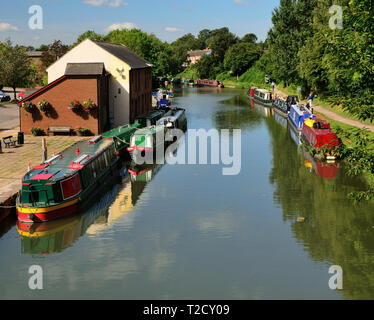 A stretta barche ormeggiate accanto al Kennet and Avon canal a Devizes wharf. Foto Stock