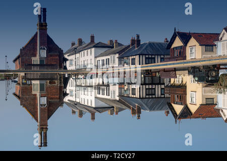 La nautica stagno con discutibile Hall in background, Aldeburgh Suffolk Foto Stock