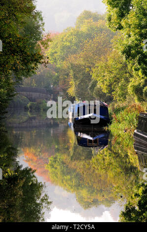 A stretta barche ormeggiate accanto al Kennet and Avon canal. Foto Stock