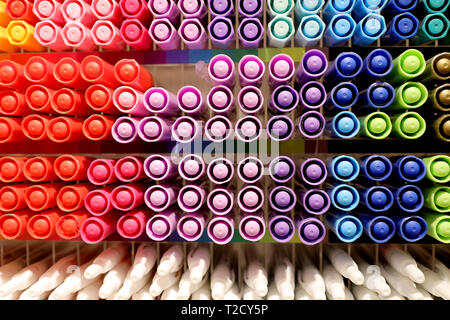 Sfondo di marcatori colorati sul ripiano in negozio di cancelleria. Foto Stock