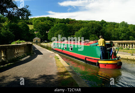 Una stretta-traversata in battello Dundas acquedotto sul Kennet and Avon canal. Foto Stock