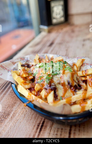 Patate fritte con salsa di peperoncino Foto Stock