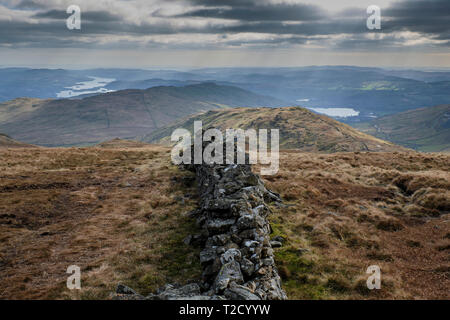 Guardando verso Windermere da Stony Cove Pike, Langdale Pikes, Langdale, Lake District, Cumbria Foto Stock