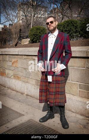 Ritratto in posa di un uomo che indossa una gonna a quadri, una giacca a quadri e una camicia decorata. A Union Square Park a Manhattan, New York. Foto Stock